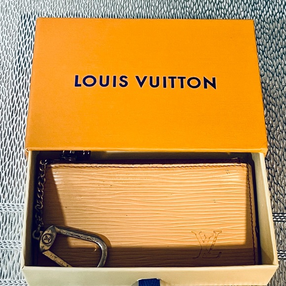 Louis Vuitton epi keychain charm coin wallet/makeup - Picture 12 of 13